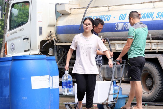 Cư dân mang quần áo giặt giũ, múc nước bể bơi để dùng trong cơn khát ở Hà Nội - Ảnh 7.