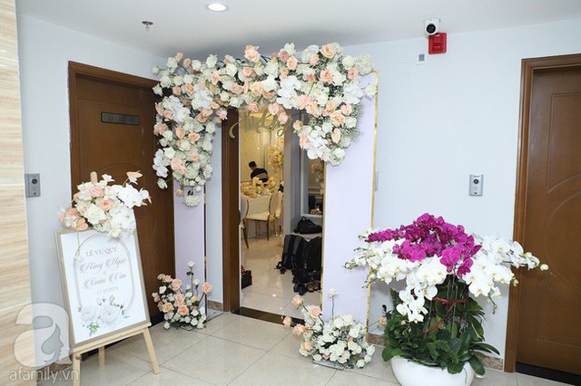  Lễ ăn hỏi của Giang Hồng Ngọc tại nhà riêng: Không gian trang nhã phủ đầy hoa tươi, cô dâu xinh đẹp vừa dịu dàng vừa gợi cảm - Ảnh 10.