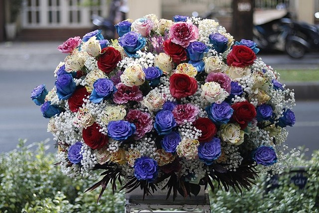 Bình hoa 60 triệu đồng cho ngày 20/10 - Ảnh 2.