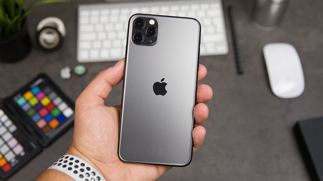 iPhone 11 giá giảm ‘kịch sàn’, nhiều cửa hàng ngừng kinh doanh - Ảnh 1.