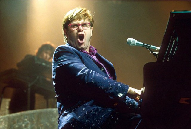Đời sống tình dục dị thường một thời của Elton John - Ảnh 1.
