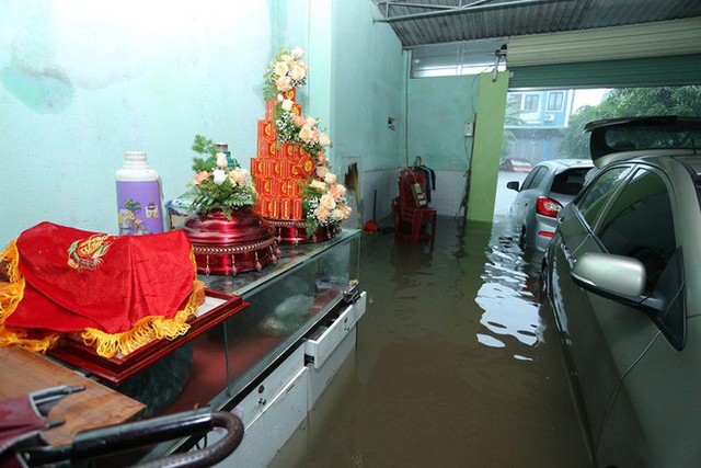 Nước ngập cao ngang cửa sổ, nhà trai dùng phao bơi kéo lễ ăn hỏi tới nhà gái - Ảnh 12.