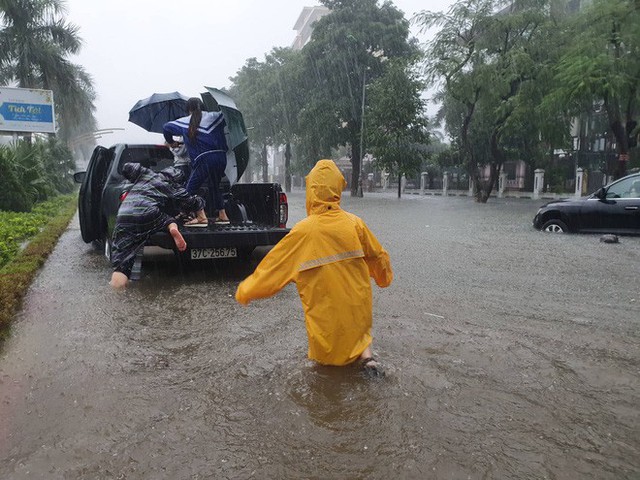 Nước ngập cao ngang cửa sổ, nhà trai dùng phao bơi kéo lễ ăn hỏi tới nhà gái - Ảnh 15.