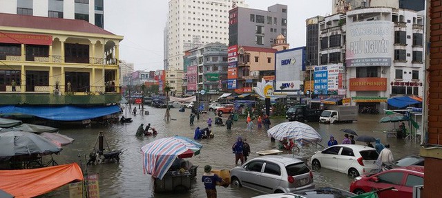 Nước ngập cao ngang cửa sổ, nhà trai dùng phao bơi kéo lễ ăn hỏi tới nhà gái - Ảnh 16.