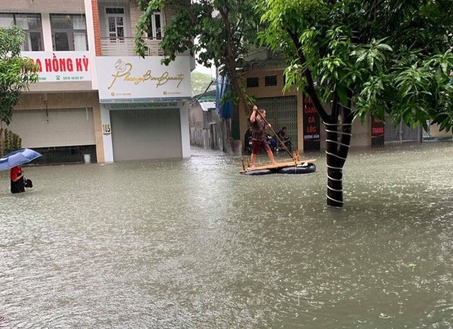 Nước ngập cao ngang cửa sổ, nhà trai dùng phao bơi kéo lễ ăn hỏi tới nhà gái - Ảnh 3.