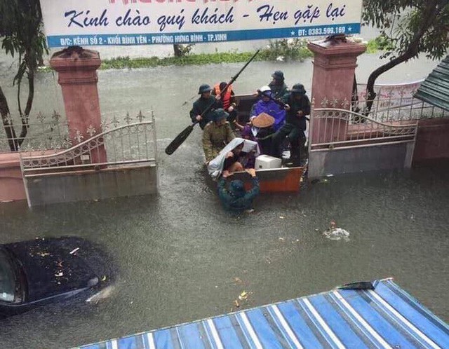 Nước ngập cao ngang cửa sổ, nhà trai dùng phao bơi kéo lễ ăn hỏi tới nhà gái - Ảnh 4.