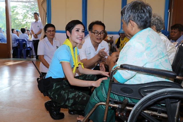 Hoàng hậu Thái Lan xuất hiện tình cảm bên chồng trong khi Hoàng quý phi lẻ loi một mình, đeo tạp dề nấu ăn từ thiện - Ảnh 7.