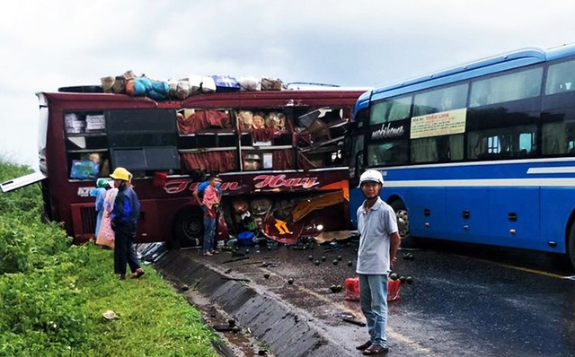 Hai xe khách đâm nhau, 7 người bị thương - Ảnh 1.