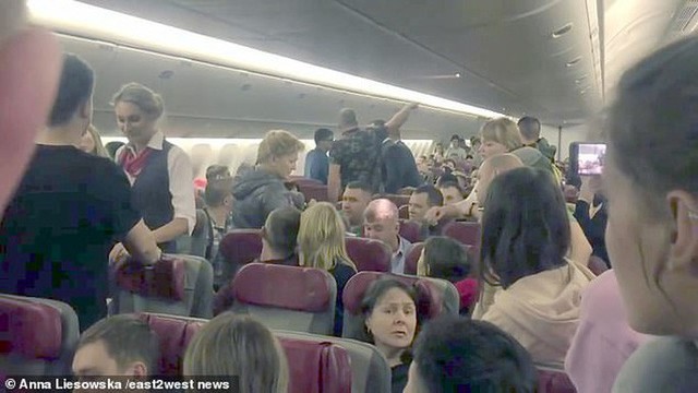 Chuyến bay từ địa ngục” khiến hành khách Nga sợ mất hồn - Ảnh 2.