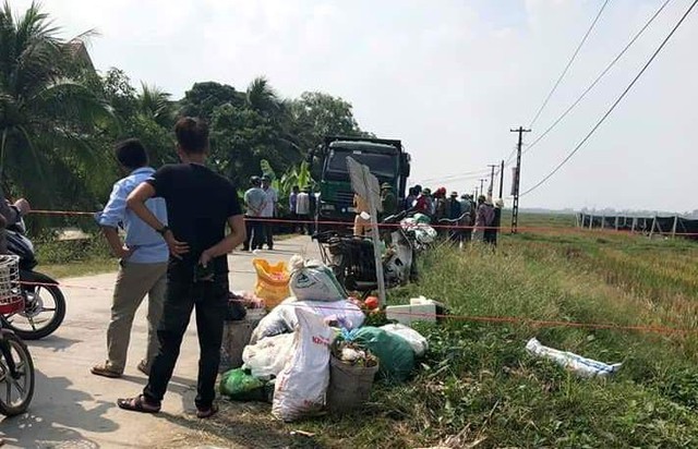 Hải Dương: Va chạm với ô tô tải đi lùi, mẹ đẻ tử vong, con gái bị thương - Ảnh 1.