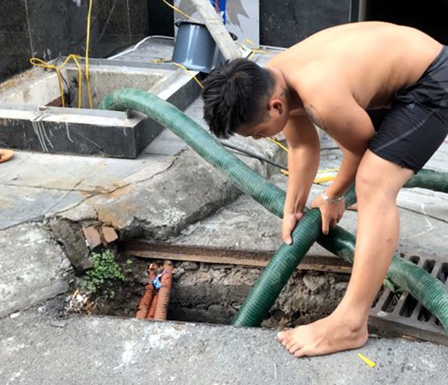 Hà Nội: Thau rửa bể nước ngầm chung cư, phát hiện nước đặc sệt, bốc mùi tựa dầu thải - Ảnh 6.