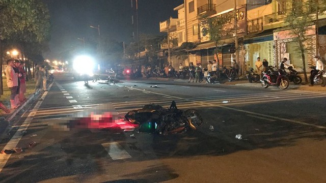 Hai xe máy tông trực diện, 3 người thương vong trong đêm ở TP.HCM - Ảnh 1.