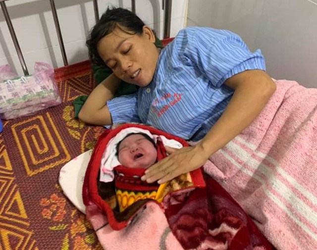 Bé gái sơ sinh nặng 5,5kg chào đời bằng phương pháp sinh thường - Ảnh 2.