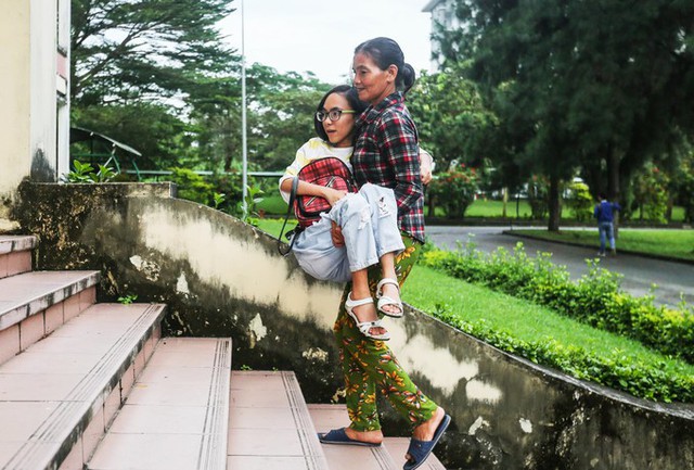 Người mẹ gần 15 năm bế con đi học - Ảnh 1. Người mẹ gần 15 năm bế con đi học - Ảnh 1.