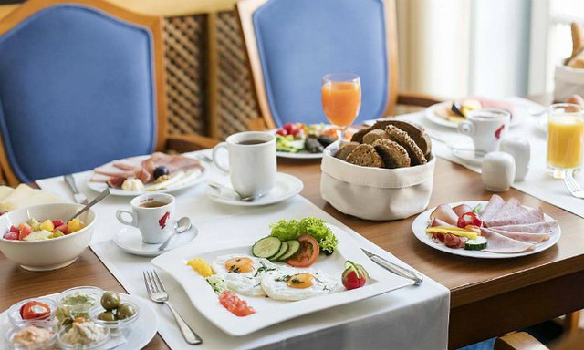 Vì sao khách sạn thường phục vụ bữa sáng miễn phí? - Ảnh 1.