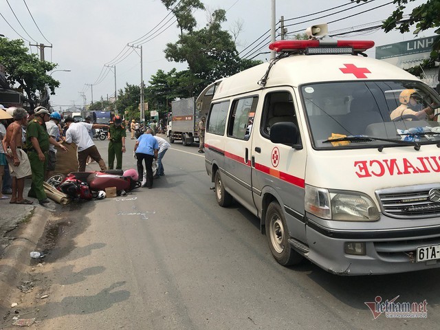 Né xe từ hẻm lao ra, người phụ nữ bị xe tải cán chết trên đường Sài Gòn - Ảnh 2.