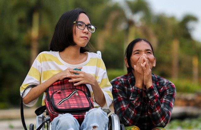 Người mẹ gần 15 năm bế con đi học - Ảnh 12. Người mẹ gần 15 năm bế con đi học - Ảnh 12.