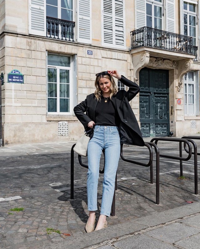 Định cư tại Pháp, quý cô này đã giác ngộ được 3 kiểu áo lý tưởng để kết đôi với quần jeans, mặc là dứt khoát đẹp - Ảnh 9.