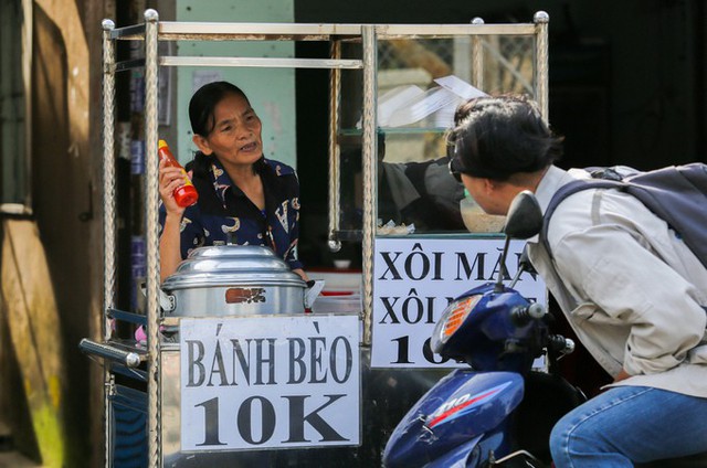 Người mẹ gần 15 năm bế con đi học - Ảnh 9. Người mẹ gần 15 năm bế con đi học - Ảnh 9.