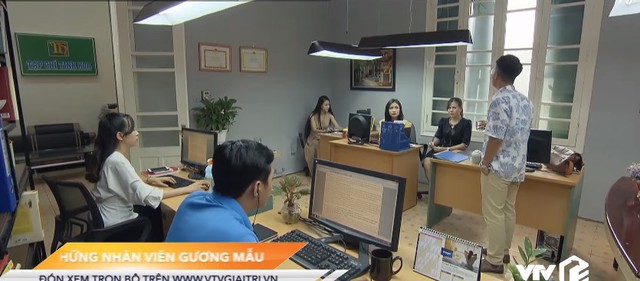 Những nhân viên gương mẫu tập 44: Liên choáng khi vô tình gặp chồng Nguyệt đi với bồ - Ảnh 2.