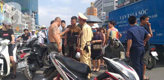 Hà Nội: Va chạm với xe máy khi qua đường, một phụ nữ lớn tuổi nguy kịch - Ảnh 2.
