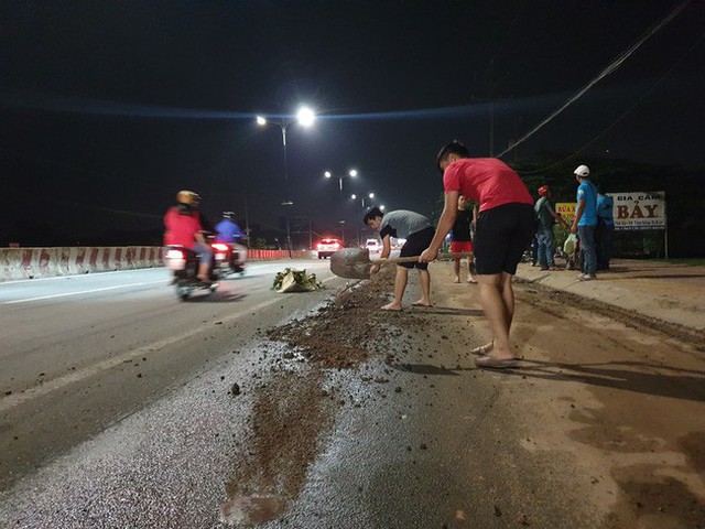 Bình Dương: Nhiều xe máy ngã dúi dụi, bà bầu và trẻ em khóc thét vì trên đường bất ngờ đổ đầy dầu nhớt - Ảnh 3.