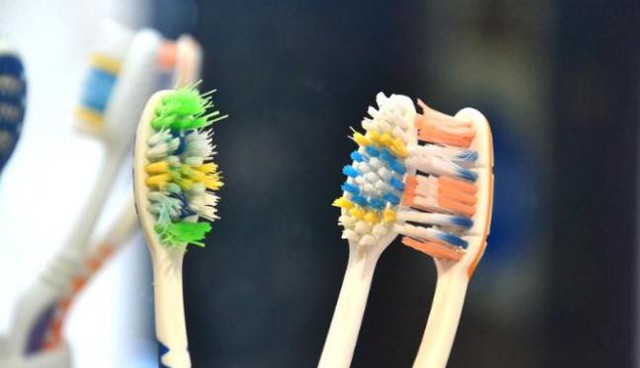 Cách sử dụng bàn chải đánh răng cực kì sai lầm nhiều người  mắc mà không hề hay biết - Ảnh 2.