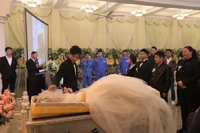 Xót xa đám cưới kiêm tang lễ của cô dâu ung thư - Ảnh 1.
