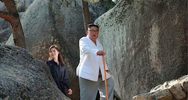 Vợ ông Kim Jong-un lần đầu xuất hiện sau 4 tháng - Ảnh 1.