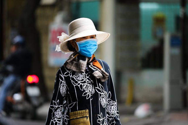 Hà Nội: Không khí lạnh tràn về, nhiệt độ giảm mạnh, người dân thích thú mặc áo ấm ra đường dưới trời mưa phùn - Ảnh 11.