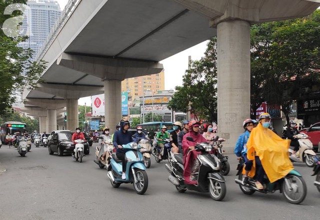 Hà Nội: Không khí lạnh tràn về, nhiệt độ giảm mạnh, người dân thích thú mặc áo ấm ra đường dưới trời mưa phùn - Ảnh 13.