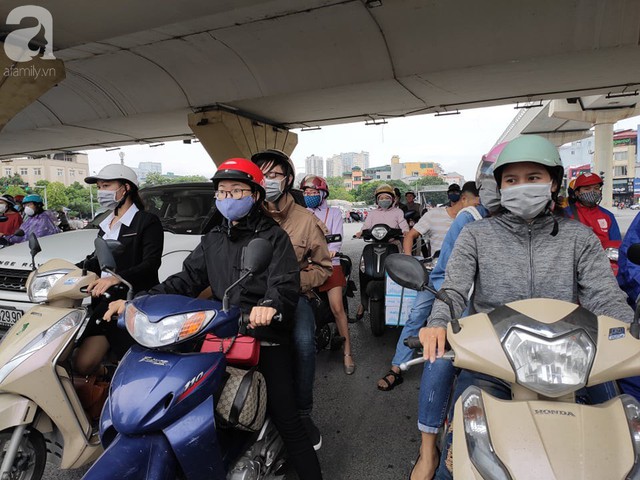 Hà Nội: Không khí lạnh tràn về, nhiệt độ giảm mạnh, người dân thích thú mặc áo ấm ra đường dưới trời mưa phùn - Ảnh 17.
