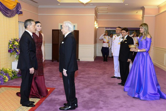 Lần đầu xuất hiện sau sóng gió hậu cung, Hoàng hậu Thái Lan tươi cười rạng rỡ khi tham dự sự kiện cùng chồng - Ảnh 4.
