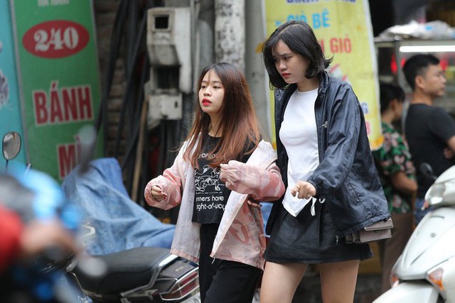Hà Nội: Không khí lạnh tràn về, nhiệt độ giảm mạnh, người dân thích thú mặc áo ấm ra đường dưới trời mưa phùn - Ảnh 7.