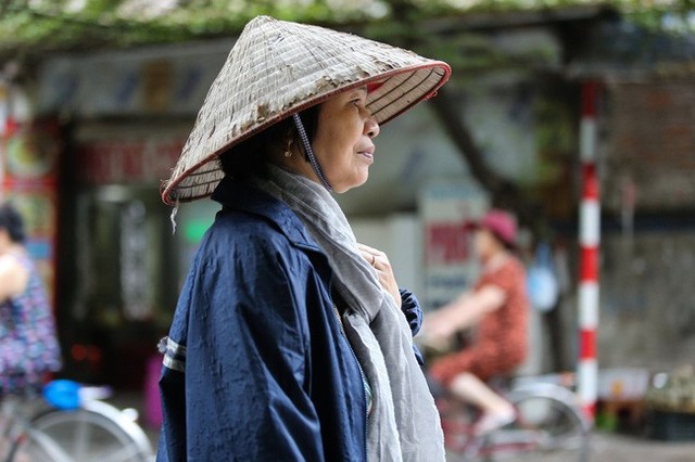 Hà Nội: Không khí lạnh tràn về, nhiệt độ giảm mạnh, người dân thích thú mặc áo ấm ra đường dưới trời mưa phùn - Ảnh 8.