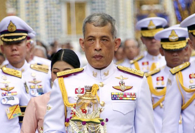 Nhà vua Thái Lan vừa phế truất Hoàng quý phi trẻ tuổi giàu có và quyền lực như thế nào? - Ảnh 2.