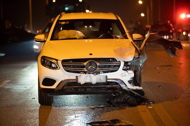 Hà Nội: Tai nạn kinh hoàng giữa 3 ô tô trên cầu Vĩnh Tuy, 1 xe lật ngửa bụng - Ảnh 3.