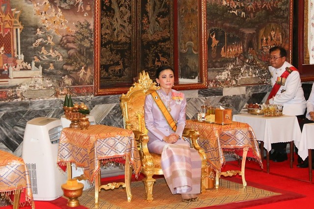 Sau khi Hoàng quý phi bị phế truất, Hoàng hậu Thái Lan trở thành tâm điểm chú ý với nhan sắc ngày càng rực rỡ và thần thái hút hồn - Ảnh 6.