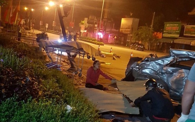 Nghệ An: Kinh hoàng xe khách đâm xe con khiến 3 người tử vong - Ảnh 1.