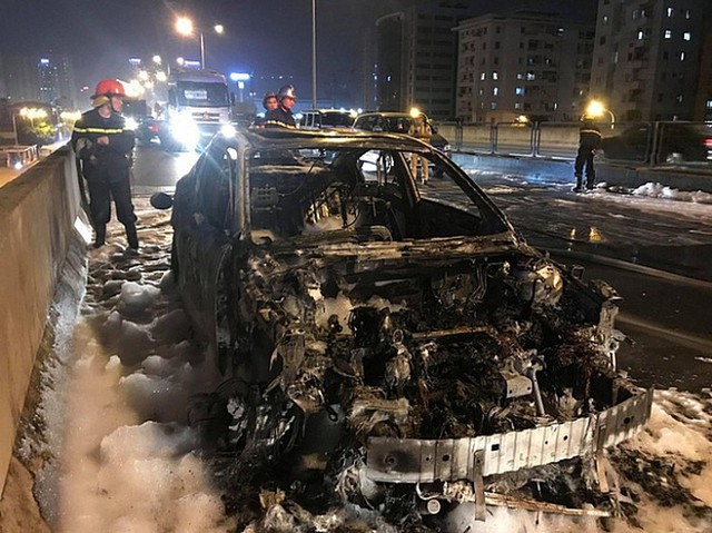 Một xe ô tô bất ngờ bốc cháy trên phố Hà Nội: Kỹ sư Lê Văn Tạch chỉ ra những nguyên nhân bất ngờ - Ảnh 3.