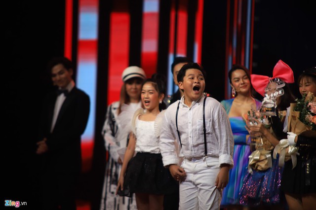 Thí sinh The Voice Kids từ hạnh phúc tới khóc nức nở vì sai sót của MC - Ảnh 1.