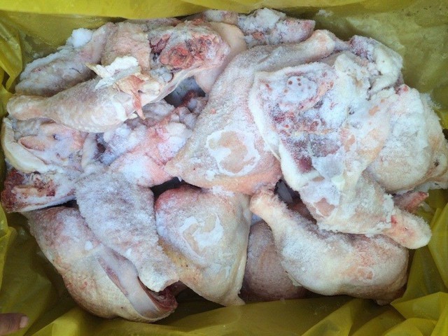 Thịt gà đông lạnh 21 ngàn/kg, nhập thoải mái không lo ép chết gà nội - Ảnh 1.
