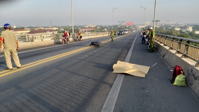 Một phụ nữ chết tại chỗ khi 2 xe máy tông nhau trên cầu Rạch Miễu - Ảnh 2.