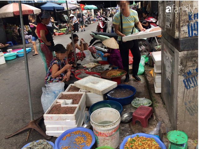 Mùa rươi đến người tiêu dùng Hà Nội lại thi nhau ghé qua khu chợ này, giá tuy cao nhưng vẫn tấp nập người mua  - Ảnh 3.