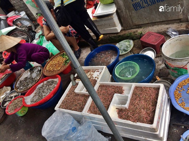 Mùa rươi đến người tiêu dùng Hà Nội lại thi nhau ghé qua khu chợ này, giá tuy cao nhưng vẫn tấp nập người mua  - Ảnh 7.