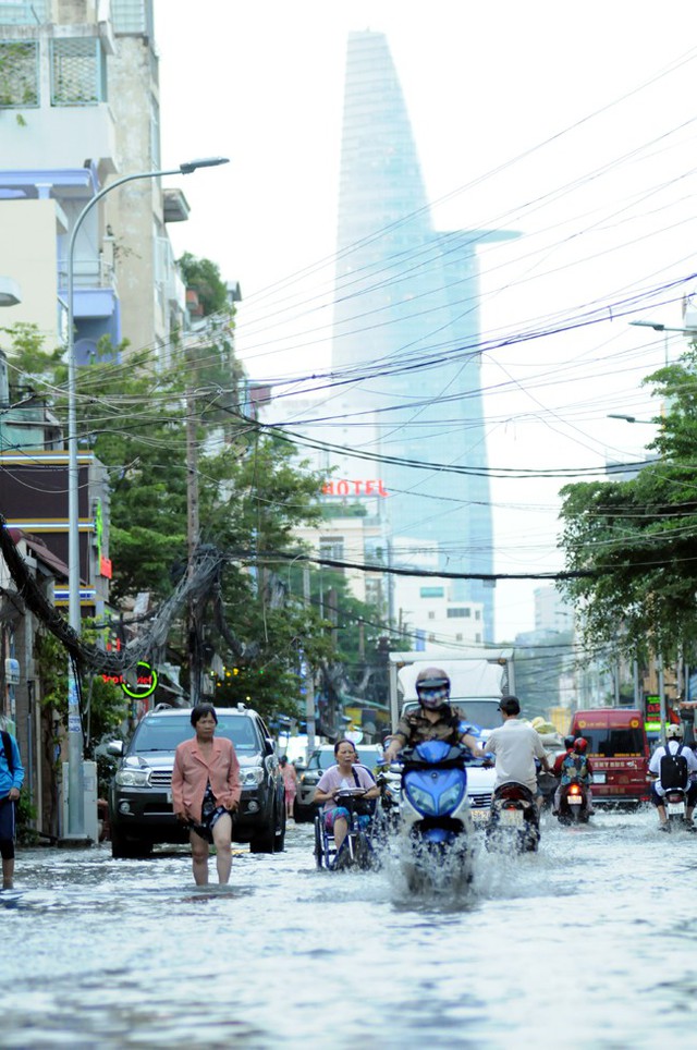 Xây đê bao kết hợp bãi đỗ xe, khu dịch vụ để chống ngập cho TP. Hồ Chí Minh - Ảnh 1.