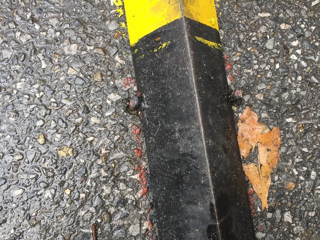 Phát hoảng với gờ giảm tốc tự chế bằng thanh sắt đặt trên phố ở Hà Nội - Ảnh 2.