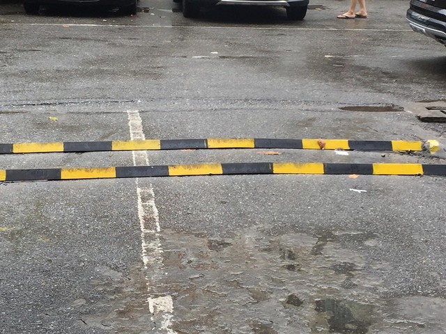 Phát hoảng với gờ giảm tốc tự chế bằng thanh sắt đặt trên phố ở Hà Nội - Ảnh 1.