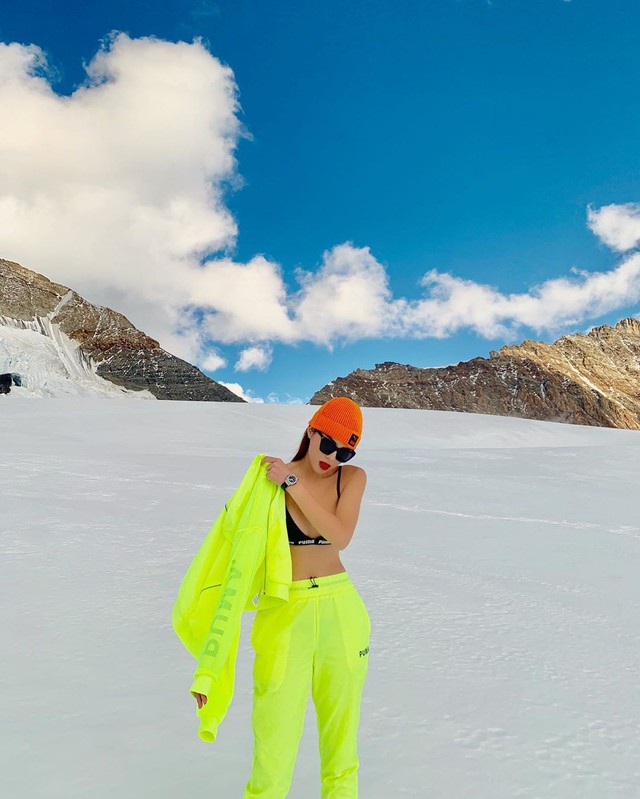 Kỳ Duyên - Minh Triệu chơi lớn cởi áo khoe bikini trên đỉnh núi ngập tuyết ở Thuỵ Sĩ, nghe qua lý do càng sốc hơn - Ảnh 3.