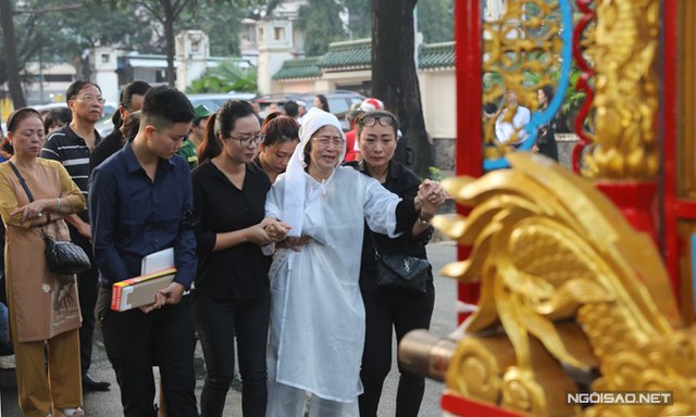 Vợ khóc nghẹn bên linh cữu NSND Thế Anh - Ảnh 3.